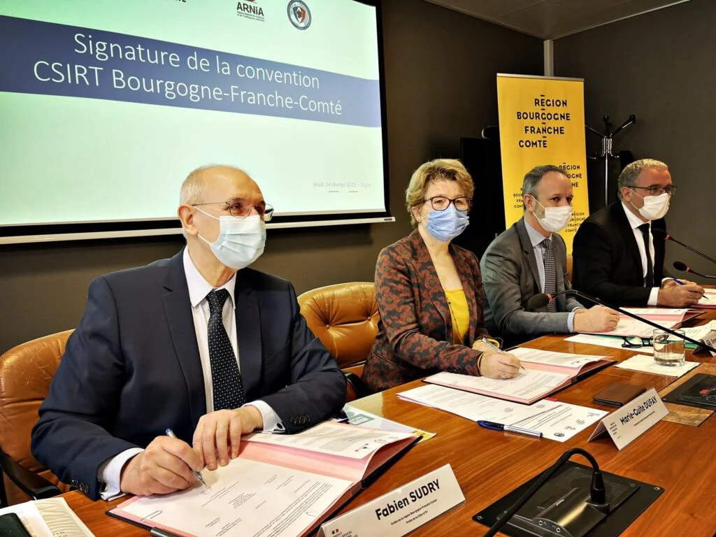 Signature au Conseil Régional